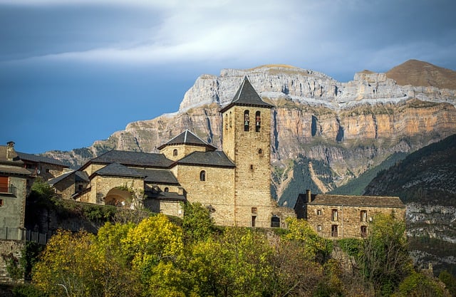 Découvrez la beauté des montagnes en camping romantique dans les Pyrénées françaises